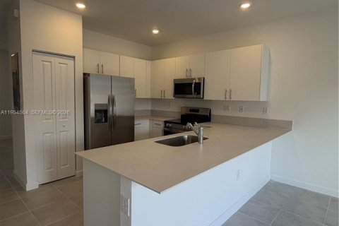 Touwnhouse à louer à Homestead, Floride: 3 chambres, 134.06 m2 № 2010859 - photo 5