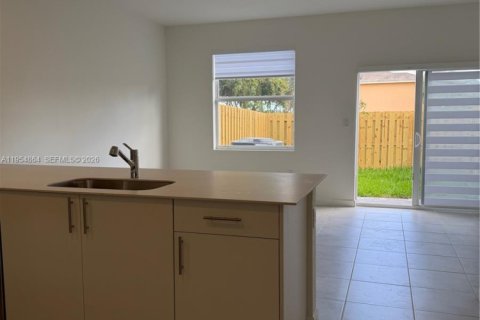 Touwnhouse à louer à Homestead, Floride: 3 chambres, 134.06 m2 № 2010859 - photo 3