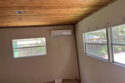 Commercial property in Zephyrhills, Florida 6 bedrooms, 224.82 sq.m. № 1833007 - photo 15
