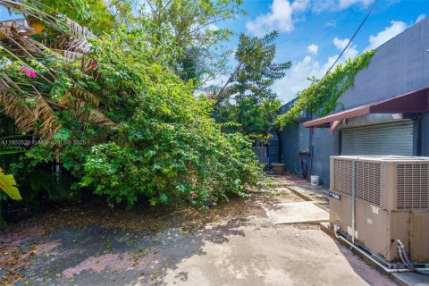 Commercial property in Miami, Florida № 1972828 - photo 20
