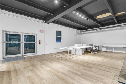 Commercial property in Miami, Florida № 1972828 - photo 18