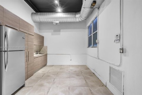 Commercial property in Miami, Florida № 1972828 - photo 12