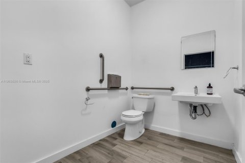 Commercial property in Miami, Florida № 1972828 - photo 16