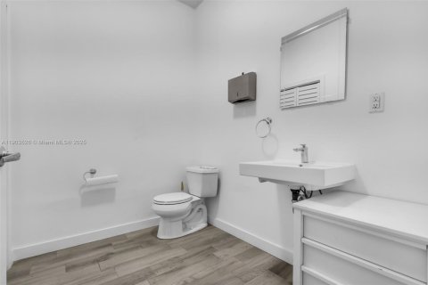 Commercial property in Miami, Florida № 1972828 - photo 17
