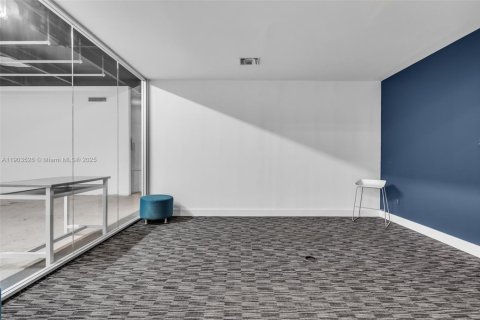 Commercial property in Miami, Florida № 1972828 - photo 5