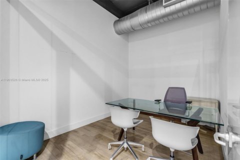 Commercial property in Miami, Florida № 1972828 - photo 10
