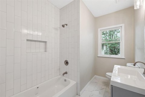 House in Winter Haven, Florida 3 bedrooms, 150.87 sq.m. № 2142037 - photo 10