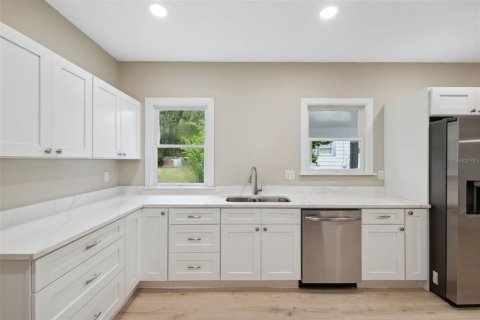 House in Winter Haven, Florida 3 bedrooms, 150.87 sq.m. № 2142037 - photo 6