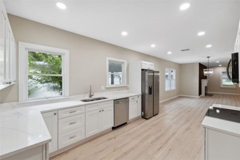 House in Winter Haven, Florida 3 bedrooms, 150.87 sq.m. № 2142037 - photo 5
