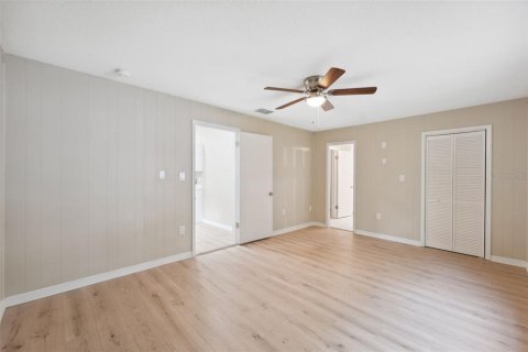 House in Winter Haven, Florida 3 bedrooms, 150.87 sq.m. № 2142037 - photo 9