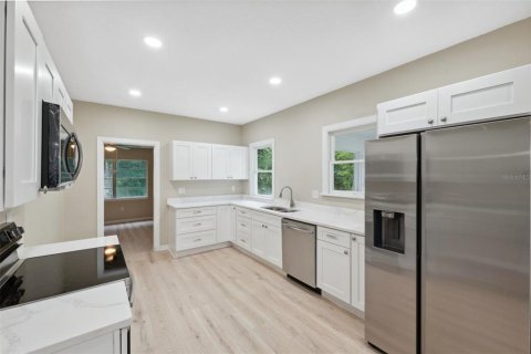 House in Winter Haven, Florida 3 bedrooms, 150.87 sq.m. № 2142037 - photo 7