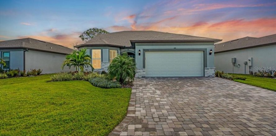 House in Parrish, Florida 3 bedrooms, 269.14 sq.m. № 2426923