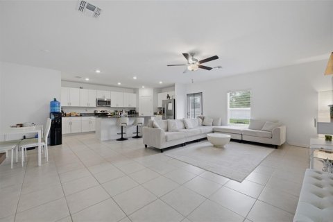 Casa en venta en Zephyrhills, Florida, 5 dormitorios, 205.96 m2 № 2259117 - foto 11