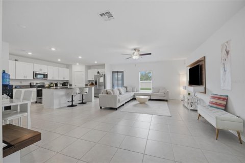 Casa en venta en Zephyrhills, Florida, 5 dormitorios, 205.96 m2 № 2259117 - foto 10