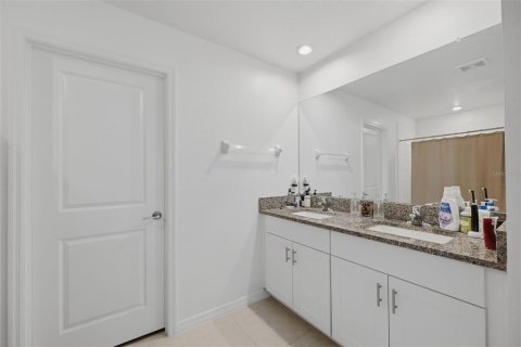 Casa en venta en Zephyrhills, Florida, 5 dormitorios, 205.96 m2 № 2259117 - foto 28