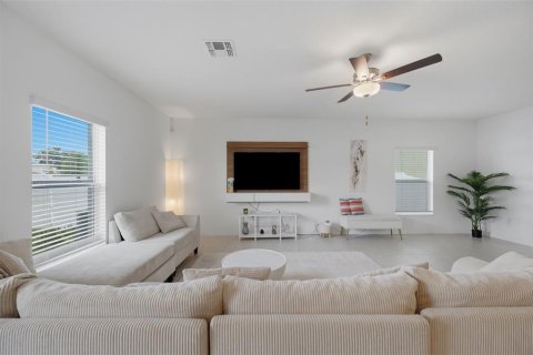 Casa en venta en Zephyrhills, Florida, 5 dormitorios, 205.96 m2 № 2259117 - foto 13