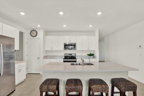 House in San Antonio, Florida 6 bedrooms, 308.99 sq.m. № 2210411 - photo 12
