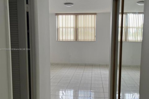 Condominio en venta en Miami, Florida, 1 dormitorio, 81.1 m2 № 1986308 - foto 10