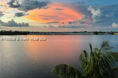 Condominio en venta en Miami, Florida, 1 dormitorio, 81.1 m2 № 1986308 - foto 1