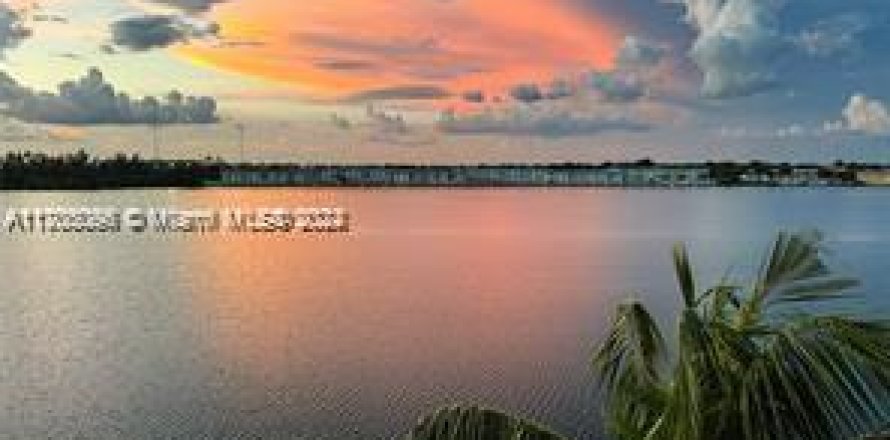 Condominio en Miami, Florida, 1 dormitorio № 1986308