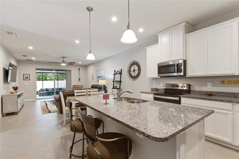 House in Land O' Lakes, Florida 3 bedrooms, 142.33 sq.m. № 1919863 - photo 8