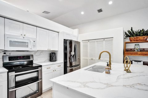 House in Lake Worth, Florida 3 bedrooms, 177.35 sq.m. № 2261746 - photo 26