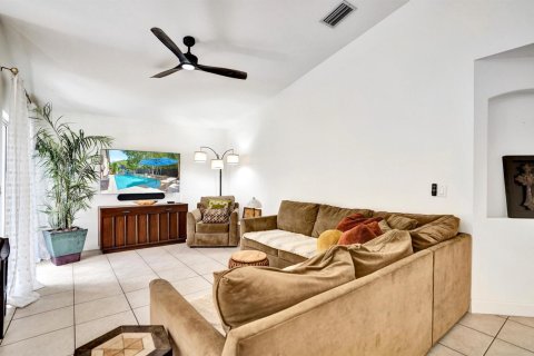 House in Lake Worth, Florida 3 bedrooms, 177.35 sq.m. № 2261746 - photo 12