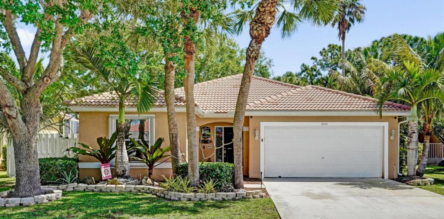 House in Lake Worth, Florida 3 bedrooms, 177.35 sq.m. № 2261746