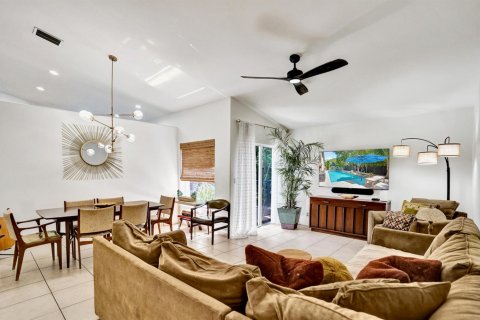 House in Lake Worth, Florida 3 bedrooms, 177.35 sq.m. № 2261746 - photo 10