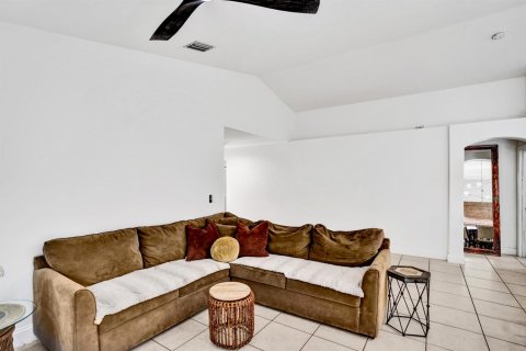 House in Lake Worth, Florida 3 bedrooms, 177.35 sq.m. № 2261746 - photo 16