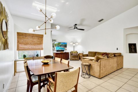 House in Lake Worth, Florida 3 bedrooms, 177.35 sq.m. № 2261746 - photo 13