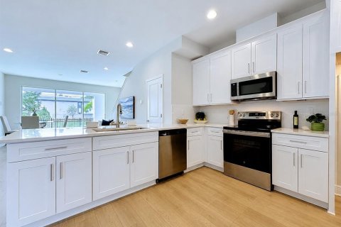 Townhouse in Seminole, Florida 2 bedrooms, 142.51 sq.m. № 2201780 - photo 4