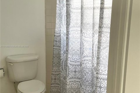 Villa ou maison à louer à Hollywood, Floride: 4 chambres, 144.74 m2 № 1975026 - photo 17