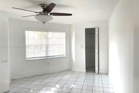 Villa ou maison à louer à Hollywood, Floride: 4 chambres, 144.74 m2 № 1975026 - photo 5