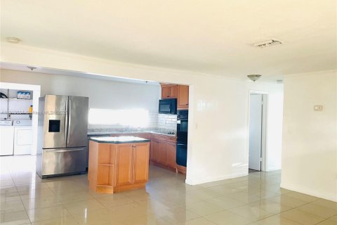 Villa ou maison à louer à Hollywood, Floride: 4 chambres, 144.74 m2 № 1975026 - photo 1