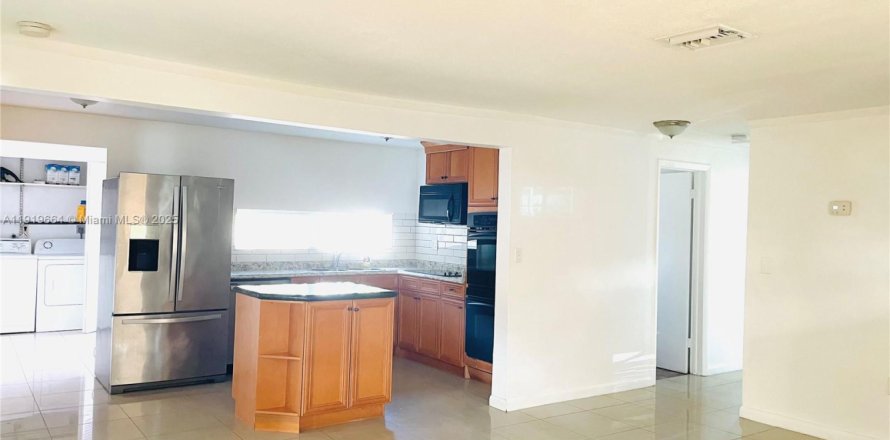 Villa ou maison à Hollywood, Floride 4 chambres, 144.74 m2 № 1975026