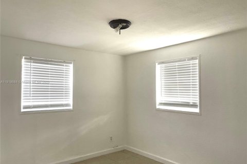 Villa ou maison à louer à Hollywood, Floride: 4 chambres, 144.74 m2 № 1975026 - photo 11