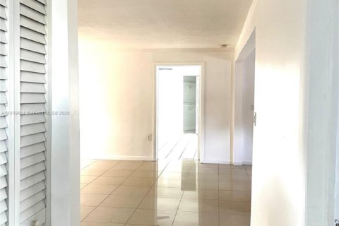 Villa ou maison à louer à Hollywood, Floride: 4 chambres, 144.74 m2 № 1975026 - photo 13