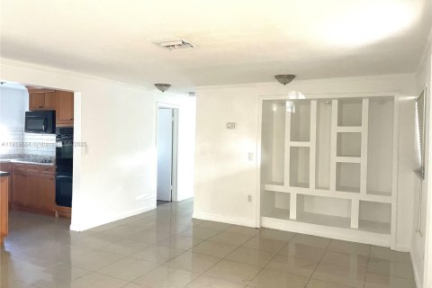 Villa ou maison à louer à Hollywood, Floride: 4 chambres, 144.74 m2 № 1975026 - photo 2