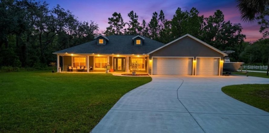 Villa ou maison à Weeki Wachee, Floride 3 chambres, 182.55 m2 № 2318804
