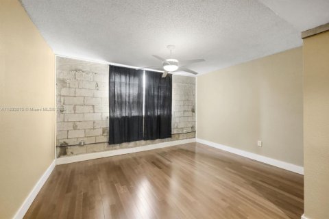 Condo in Miami, Florida, 2 bedrooms  № 2037996 - photo 13