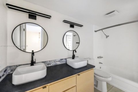 Condo in Miami, Florida, 2 bedrooms  № 2037996 - photo 14