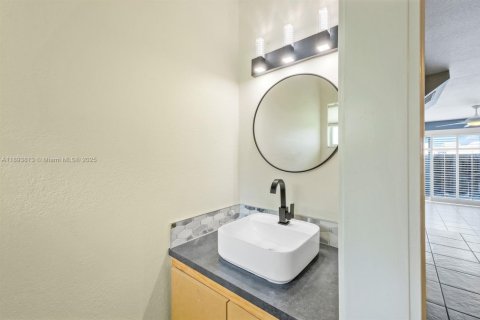 Condo in Miami, Florida, 2 bedrooms  № 2037996 - photo 17