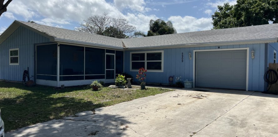 House in Fort Pierce, Florida 3 bedrooms, 133.97 sq.m. № 1146317