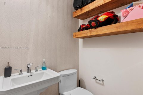 Condo in Miami, Florida, 2 bedrooms  № 1922181 - photo 18