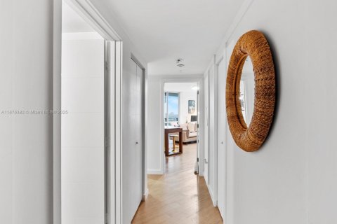 Condo in Miami, Florida, 2 bedrooms  № 1922181 - photo 16