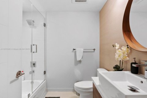 Condo in Miami, Florida, 2 bedrooms  № 1922181 - photo 24