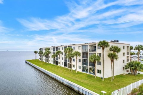 Condominio en Titusville, Florida, 2 dormitorios  № 2238491