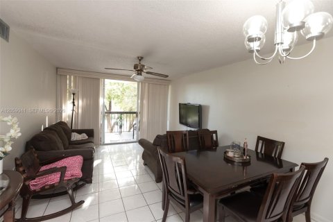 Copropriété à louer à Miami, Floride: 2 chambres, 86.12 m2 № 2191222 - photo 2