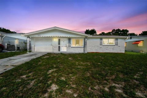 House in Port Richey, Florida 3 bedrooms, 99.59 sq.m. № 1803950 - photo 1